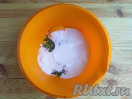 Влить кефир комнатной температуры, слегка взбить вилкой.