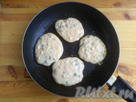 Сковороду разогреть с небольшим количеством растительного масла, выкладывать по 1,5 столовые ложки теста в виде оладий и жарить на среднем огне до золотистого цвета.