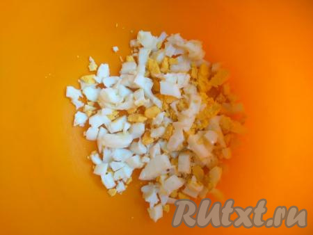 Одно яйцо отварить вкрутую (варить 8-10 минут с момента закипания воды), охладить. Очистить остывшее яйцо от скорлупы, нарезать достаточно мелко.