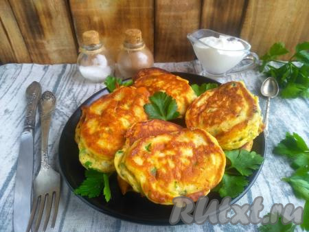 Ленивые пирожки на кефире с яйцами и зелёным луком