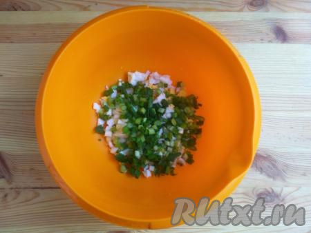 Зелёный лук промыть, обсушить на полотенце, мелко нарезать. Нарезанное яйцо и лук выложить в миску.