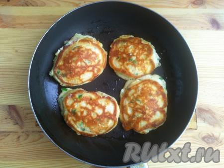 Затем пирожки перевернуть, продолжать готовить ещё 1-2 минуты (до румяности). После этого сковороду накрыть крышкой, огонь убавить до минимума и прогреть ленивые пирожки в течение 2 минут. Затем переложить со сковороды на тарелку, а из оставшегося теста испечь оставшиеся пирожки (у меня из указанного количества ингредиентов всего получилось 8 штук).