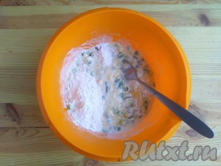 Добавить разрыхлитель и муку, перемешать до однородности. Оставить тесто на 10 минут при комнатной температуре.