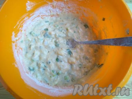 Тесто больше не перемешивать. Тесто для приготовления ленивых пирожков должно получиться в меру густым.