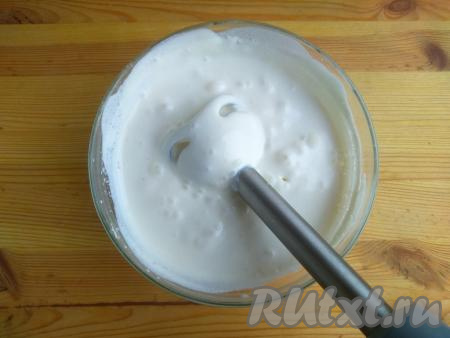 С помощью погружного блендера взбить творожно-йогуртовую массу до однородности.