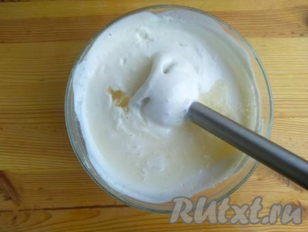 Желатин выложить в небольшую миску, залить 60 мл кипячёной воды комнатной температуры и оставить для набухания на 20 минут. Взять кастрюлю большего объёма, чем миска с желатином, налить в неё тёплую воду и поставить на средний огонь. Сразу же миску с набухшим желатином поставить поверх кастрюли так, чтобы дно миски не касалось воды (то есть поставить миску с желатином на водяную баню) и прогревать желатин, постоянно помешивая, до полного растворения. Снять миску с желатиновой смесью с водяной бани, дать немного остыть и влить в творожно-йогуртовую массу, повторно взбить погружным блендером.