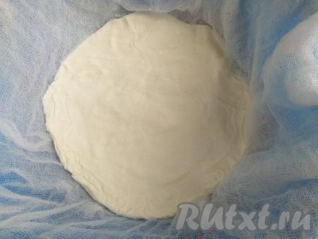 Прежде всего нужно, чтобы из йогурта отделилась лишняя сыворотка, для этого йогурт нужно выложить в дуршлаг, застеленный марлей, сложенной в 3-4 слоя, под дуршлаг поставить миску (в дальнейшем в миску из йогурта будет сливаться лишняя сыворотка). Дуршлаг с йогуртом и миской, на которой стоит дуршлаг, отправить в холодильник на 4 часа. После этого йогурт станет густым.