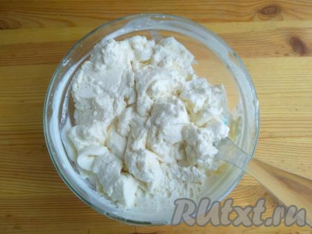 За это время масса станет густой и будет похожа на густую манную кашу.