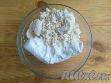 Переложить йогурт с марли в миску, туда же выложить&nbsp;творог.