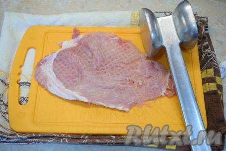 Каждый кусочек подсолите и немного (!) отбейте кухонным молоточком. Отбивать до прозрачности не надо.