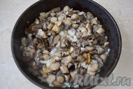 Для приготовления отбивных я использовала лесные грибы, которые нужно предварительно отварить в кипящей воде&nbsp;в течение 20-30 минут, затем выложить в дуршлаг, чтобы стекла лишняя жидкость. Вместо лесных грибов можно воспользоваться шампиньонами (отваривать предварительно их не нужно). Предварительно отваренные лесные грибы (или свежие шампиньоны) нарежьте на средние кубики, добавьте в сковороду к луку и обжаривайте минут 7-10, не забывая помешивать. Слегка подсолите грибы с луком. Снимите с огня и дайте грибам с луком немного остыть.