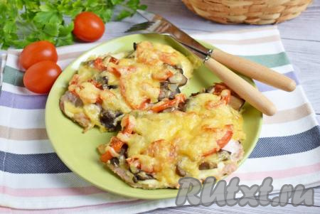 Готовые отбивные из свинины с грибами и помидорами выньте из духовки,&nbsp;разложите по тарелкам и подавайте к столу. Они очень вкусны в качестве самостоятельного горячего блюда. Хорошим дополнением к ним могут стать свежие овощи.