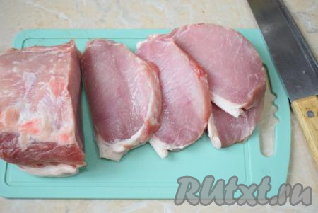 Пока грибы жарятся, подготовьте мясо. Самым удобным мясом, в данном случае,&nbsp;будет свиной карбонат. Нарежьте его на порционные кусочки толщиной 1,5-2 см.