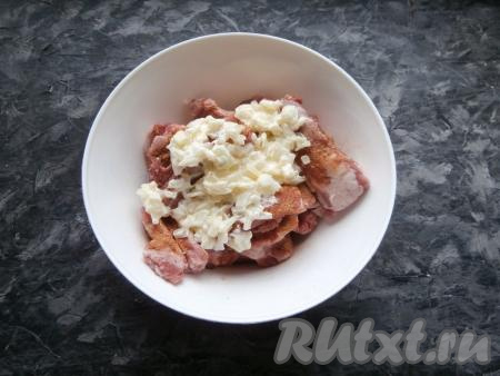 Добавить майонезно-луковую смесь к рёбрышкам.