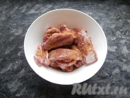 Посолить их и посыпать щедро приправой, перемешать.