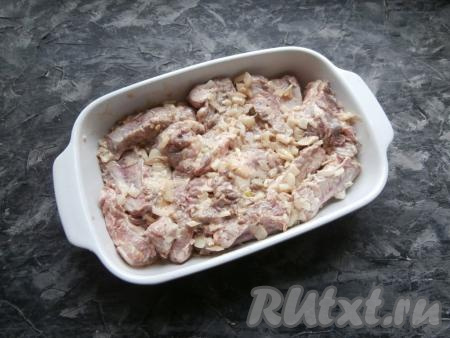 Далее плотно друг к другу выложить рёбра в подходящую по размеру форму для запекания.