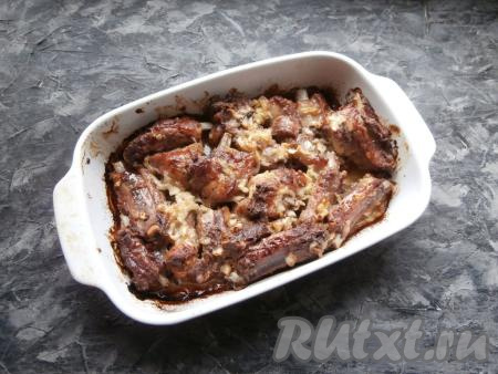 Запекать свиные рёбрышки в майонезе с луком в разогретой до 180 градусов духовке около 1 часа.