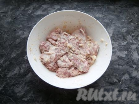 Очень тщательно рёбра перемешать и оставить на 1-2 часа в прохладном месте.