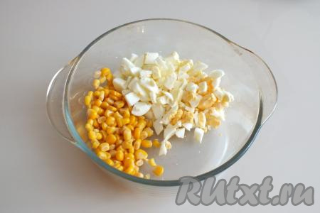 Отварите яйца в течение 8-10 минут с начала&nbsp;кипения воды. Отваренные яйца остудите под холодной водой, затем очистите, нарежьте на кубики со стороной&nbsp;1 см и выложите в салатник. Сюда же добавьте 120 грамм консервированной кукурузы без жидкости.