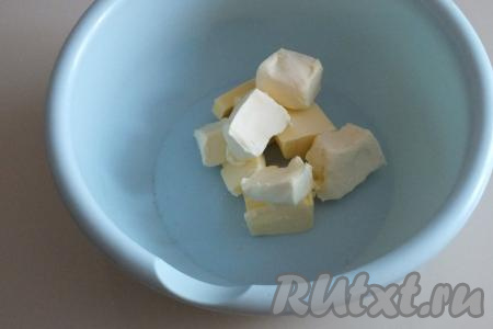 Достаньте сливочное масло из холодильника. Нарежьте на кусочки и выложите в миску. Оставьте в таком виде при комнатной температуре до размягчения. Обычно это занимает по времени до 30 минут.