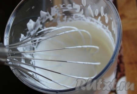 Сметану с ванильным сахаром  взбейте до густоты.