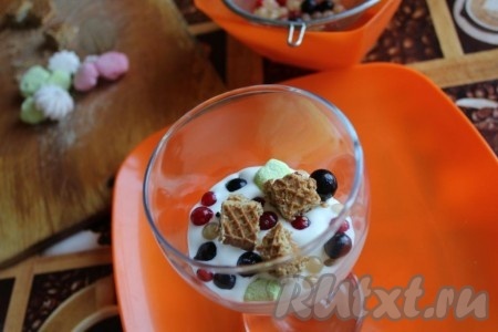 Уложите в бокал или креманку слоями кусочки печенья, ягоды, безе, повторяя слои несколько раз в полном беспорядке и прослаивая сметанным кремом.