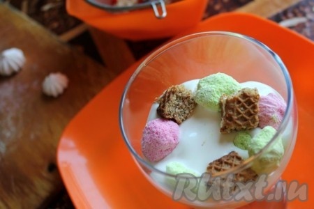 Уложите в бокал или креманку слоями кусочки печенья, ягоды, безе, повторяя слои несколько раз в полном беспорядке и прослаивая сметанным кремом.