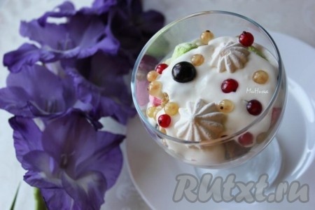 Десерт из ягод и безе готов к подаче.