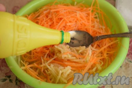 Добавим к салату соль по вкусу, лимонный сок и растительное масло. 