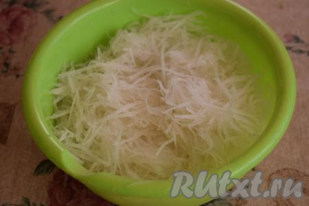 Натрём дайкон на тёрке для корейской моркови.
