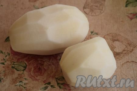 Очистим дайкон от кожуры.