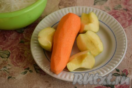 У яблока удалим семенную коробочку, а морковь очистим от кожуры.