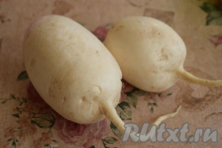 Дайкон помоем и обсушим.