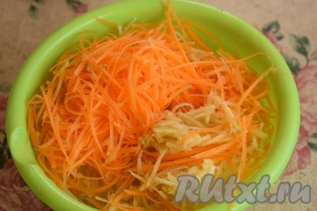 Морковь и яблоко также натрём на этой тёрке.
