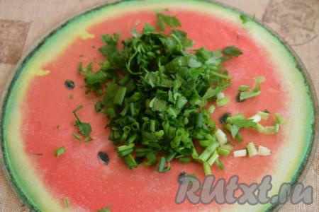 Петрушку, укроп, зелёный лук нарежем мелко, добавим к салату и хорошо&nbsp;перемешаем.