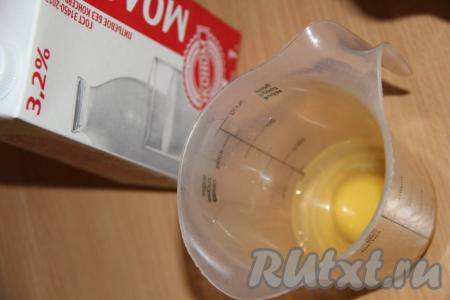 В мерный стакан поместить яйцо.