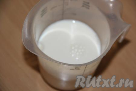 Затем в этот же стакан налить молоко до объёма 250 мл.