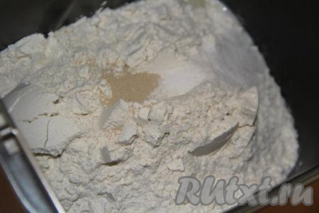 Всыпать муку и добавить сухие дрожжи, закрыть крышку хлебопечки.&nbsp;Выставить режим "Белый хлеб" (у меня этот режим составляет&nbsp;3 часа 10 минут).