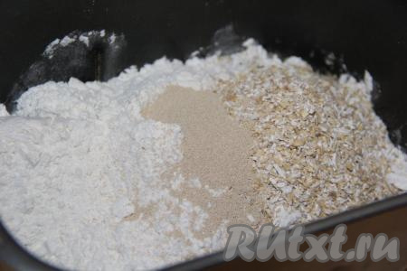 Всыпать сухие дрожжи и, закрыв крышку хлебопечки, выставить режим "Белый хлеб" или "Основной" (продолжительность приготовления по этим программам составляет, примерно, 3 часа).