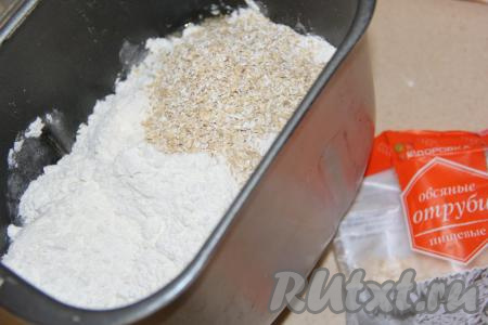 Всыпать просеянную муку и добавить отруби.
