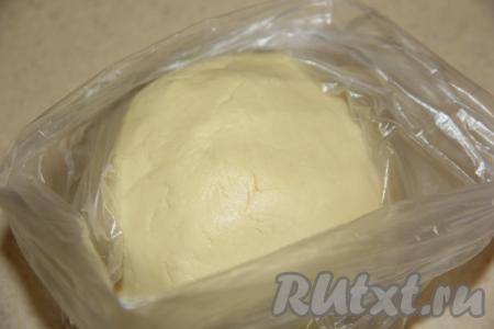 Замесить руками нежное и мягкое тесто. Скатать тесто в шар и поместить в пакет. Убрать песочное тесто в холодильник на 1 час.
