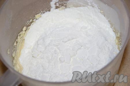 Всыпать крахмал.
