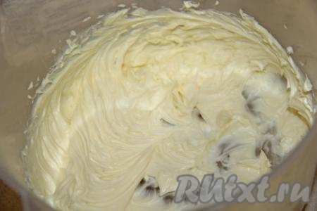 Размягчённое масло взбить миксером в глубокой таре в течение&nbsp;2-3 минут.