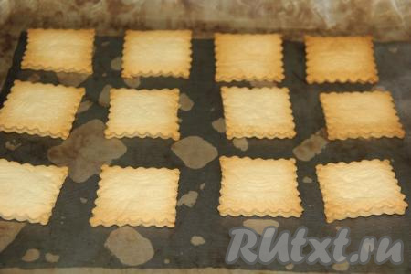 Выпекать песочное печенье в разогретой духовке, примерно, 15 минут (до лёгкого золотистого цвета) при температуре 200 градусов.