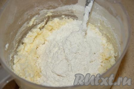 Теперь всыпать муку.