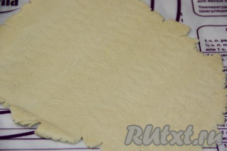 На поверхности, припылённой мукой, тесто раскатать скалкой в пласт толщиной 0,5-0,7 см (я использовала фигурную скалку), затем нарезать. Можно нарезать любой фигурной формой.