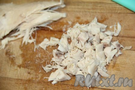 Нанести сеточку из майонеза&nbsp;поверх картошки. Куриное филе&nbsp;сварить в течение 20-25 минут с момента закипания,&nbsp;затем остудить в бульоне. Нарезать остывшее мясо на мелкие кубики.