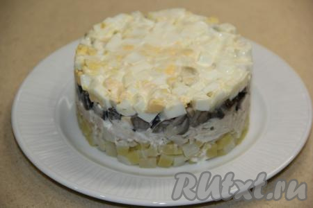 Дать салату "Марго", приготовленному с курицей и грибами, настояться пару часов в холодильнике. Из указанного количества ингредиентов у меня получилось две порции салата в форме диаметром 11 см. С готового салата снять бортики.