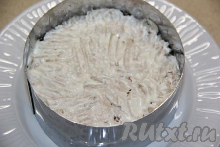 Нанести слой майонеза и равномерно распределить по всей поверхности.