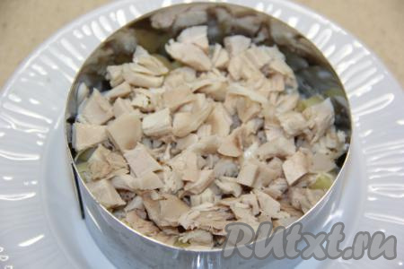 Выложить отварное куриное мясо&nbsp;поверх картофеля и слегка посолить.